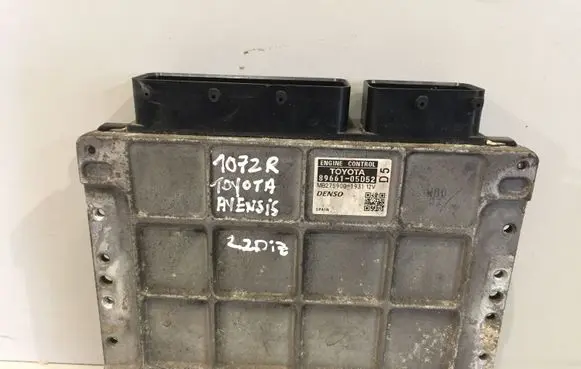Toyota Avensis T270 Engine control unit/module 8966105D52 MB2759001931