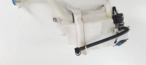 Suzuki Kizashi Windshield washer fluid reservoir/tank 