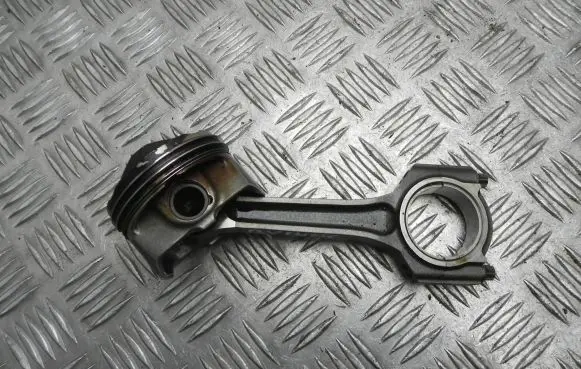 Ford Focus Piston with connecting rod RFCM5G6205EC