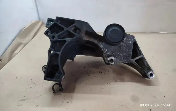 BMW 7 F01 F02 F03 F04 Engine mounting bracket