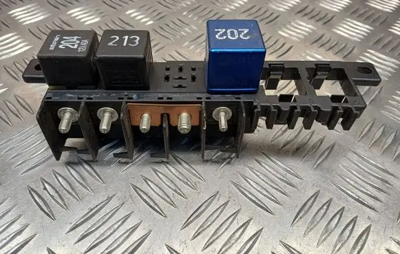 Audi A4 S4 B5 8D Relay mounting block 8L0941822A