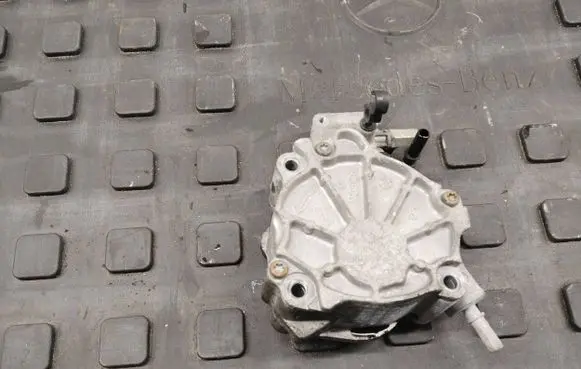 Land Rover Evoque I Vacuum pump D171b1b0407z