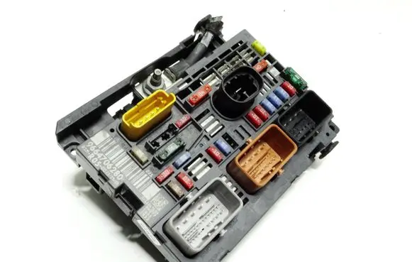 Peugeot 308 Fuse module 9664706280 311069604