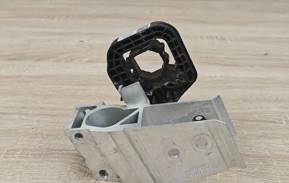 BMW 4 G22 G23 G24 G26 Radiator mount bracket 8738928 9895622