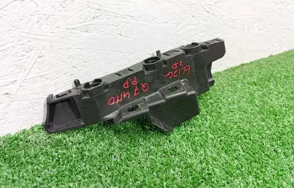 Audi Q7 4M Front bumper mounting bracket 4M0807284B