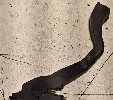 Accelerator throttle pedal
