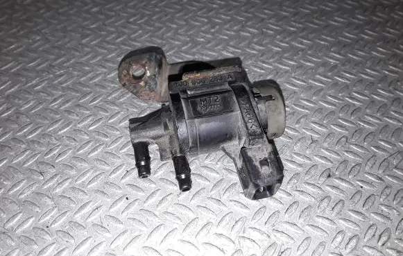 Volkswagen PASSAT B5.5 Valve vacuum 1J0906283A