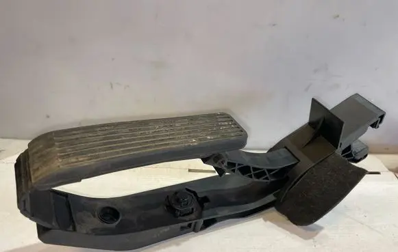 Accelerator throttle pedal