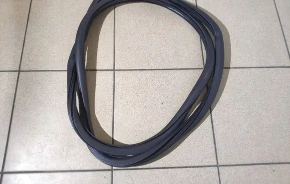 Peugeot 208 II Front door rubber seal 