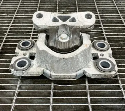 Land Rover Range Rover Evoque L538 Engine mount bracket HL8070M08