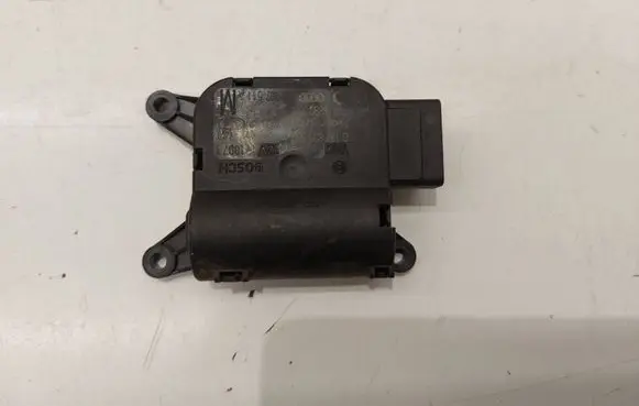Volkswagen PASSAT B6 Air flap motor/actuator 0132801362 CZ1168802921