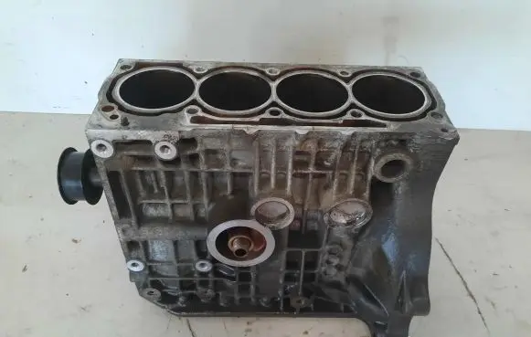 Volkswagen Golf IV Engine block AKQ131676