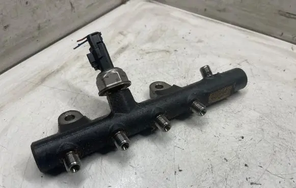 Nissan Qashqai+2 Fuel main line pipe 175210651R