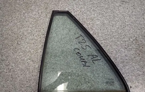 Toyota Avensis T250 Sliding door window/glass 