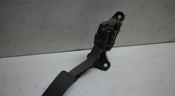 Accelerator throttle pedal