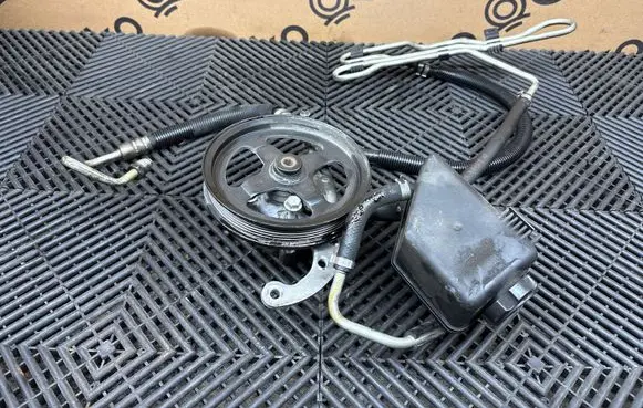 Chevrolet Corvette C6 Power steering pump 15261472