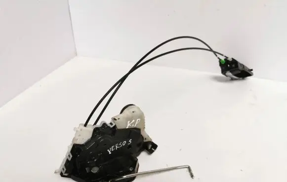 Toyota Verso-S Front door lock
