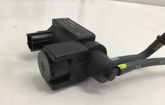 Lexus RX V Vacuum valve 258190W020