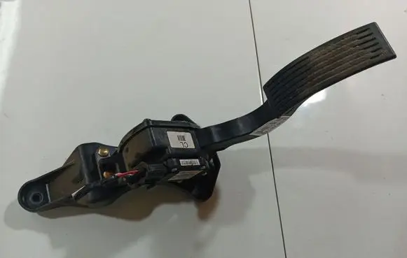 Accelerator throttle pedal