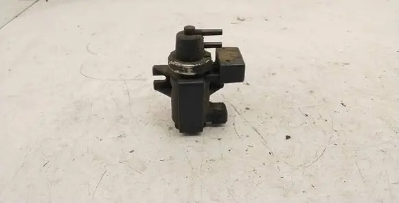 BMW 5 E39 Turbo solenoid valve 72279600 2247906 02T017