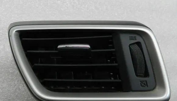 Nissan X-Trail T32 Dash center air vent grill 687604BA0A
