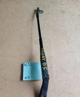 Volkswagen PASSAT B5 Front wiper blade arm 2658988
