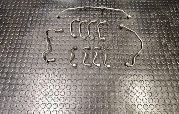 Volkswagen Touareg II Fuel injector supply line/pipe 