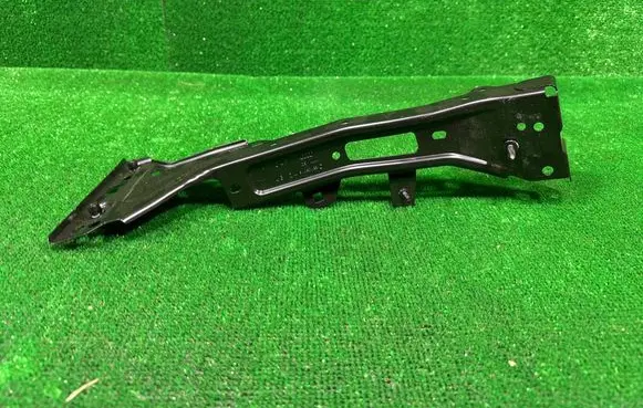 Audi A4 S4 B9 8W Fender mounting bracket 8W0821136C