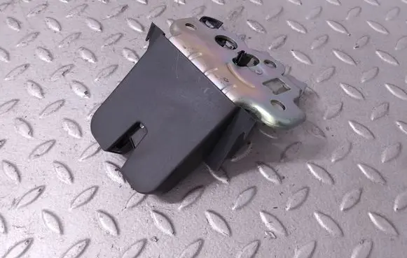 Skoda Fabia Mk3 (NJ) Tailgate/trunk/boot lock/catch/latch 8R0827505A 6V9827520