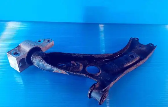 Volkswagen PASSAT B7 Front lower control arm/wishbone 5N0407152 643