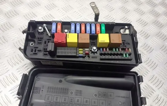 Opel Signum Fuse box cover 13144709