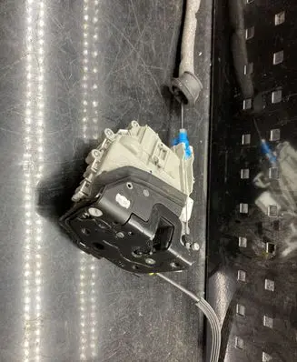 Audi Q3 8U Front door lock 8J2837015E