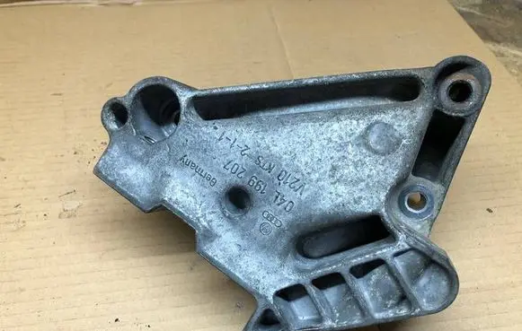 Volkswagen Golf VII Engine mounting bracket 04L199207 V210KTG211