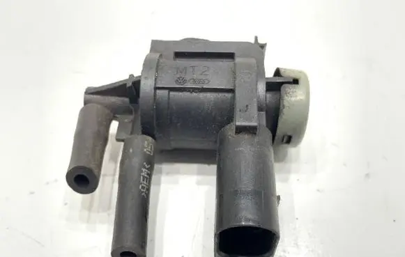 Volkswagen Touran I Fuel pressure regulator 1J0906283C