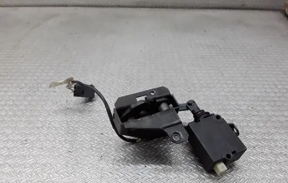 BMW 5 E39 Tailgate window lock/catch/latch 67118384069