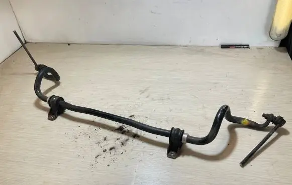 Nissan Leaf II (ZE1) Front anti-roll bar/sway bar