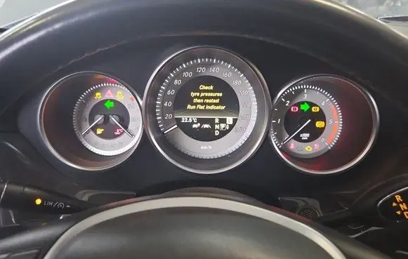 Speedometer (instrument cluster)