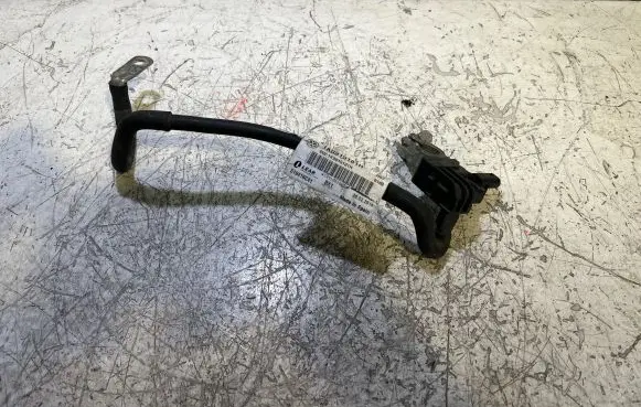Volkswagen Touran II Positive cable (battery) 1K0915181H 519416C41