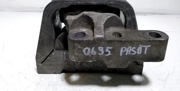 Volkswagen PASSAT B6 Engine mount bracket 1K0199555