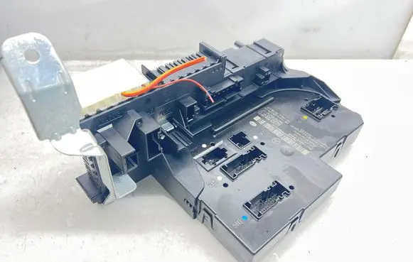 Mercedes-Benz C W204 SAM control unit 2049060805