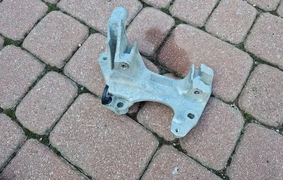 Renault Clio IV Generator/alternator bracket 117104394R