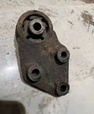 Jeep Cherokee III KJ Front differential mounting bracket 