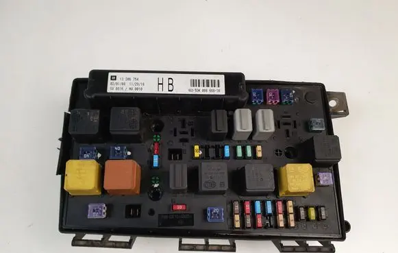 Opel Zafira B Fuse module 13206754