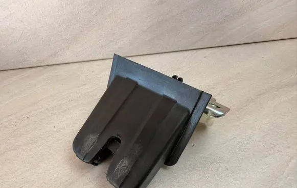 Volkswagen Touran III Tailgate/trunk/boot lock/catch/latch 5TA827505D