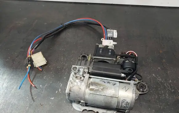 BMW 5 E39 Air suspension compressor/pump 1082099