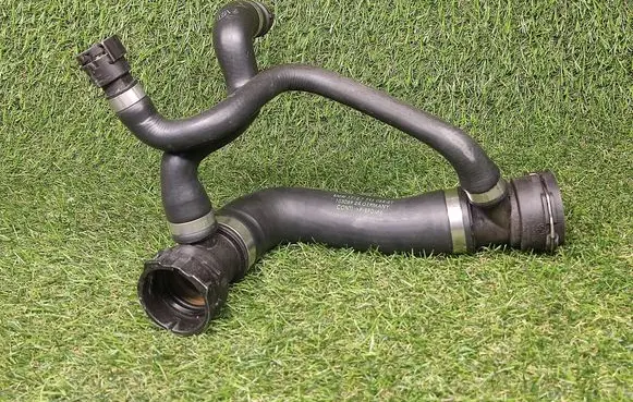 Engine coolant pipe/hose