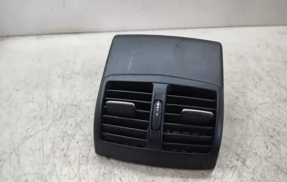 Mercedes-Benz E W212 Rear air vent grill A2128300954