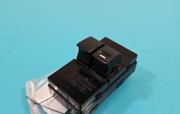 KIA Venga Electric window control switch 93570-1H021 IMPRK1489399