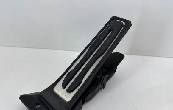 BMW 5 G30 G31 G38 Accelerator throttle pedal 6871053