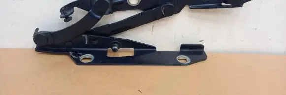 Jaguar XK8 - XKR Tailgate/trunk/boot hinge